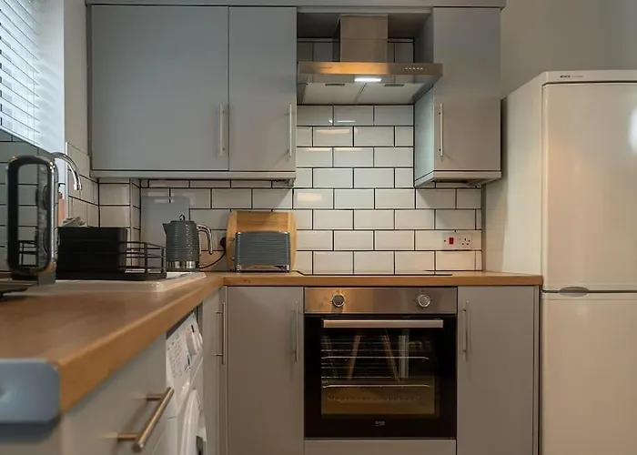 Ground Floor Full Apartment, Central Beverley,