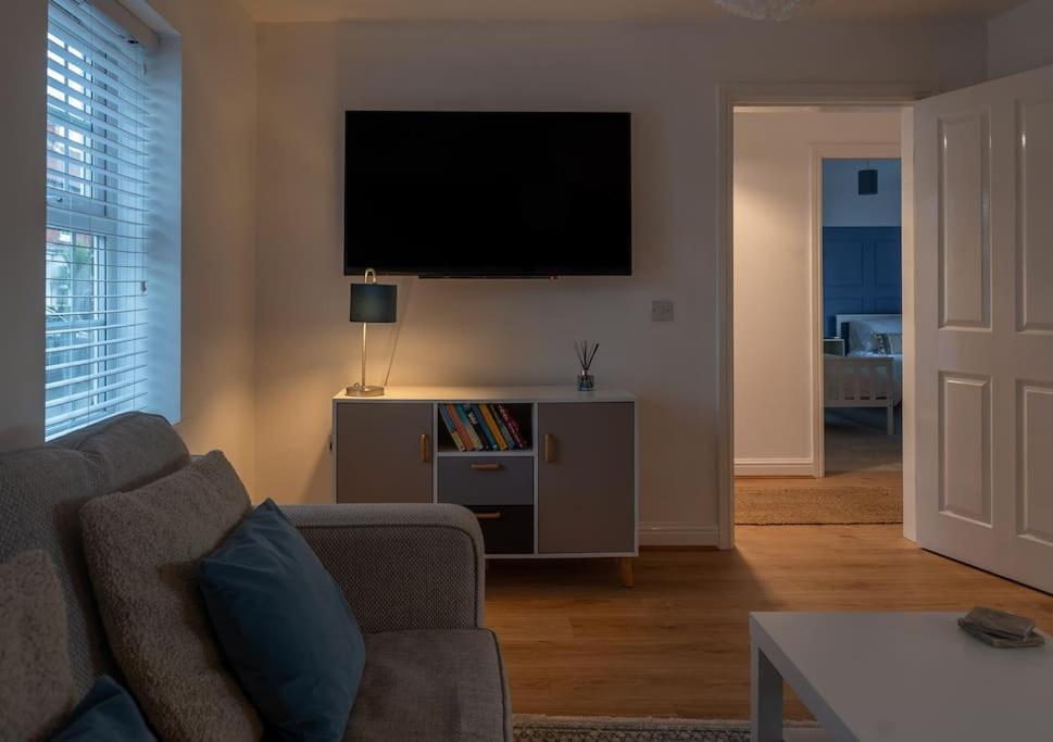 Ground Floor Full Apartment, Beverley, Апартаменты *